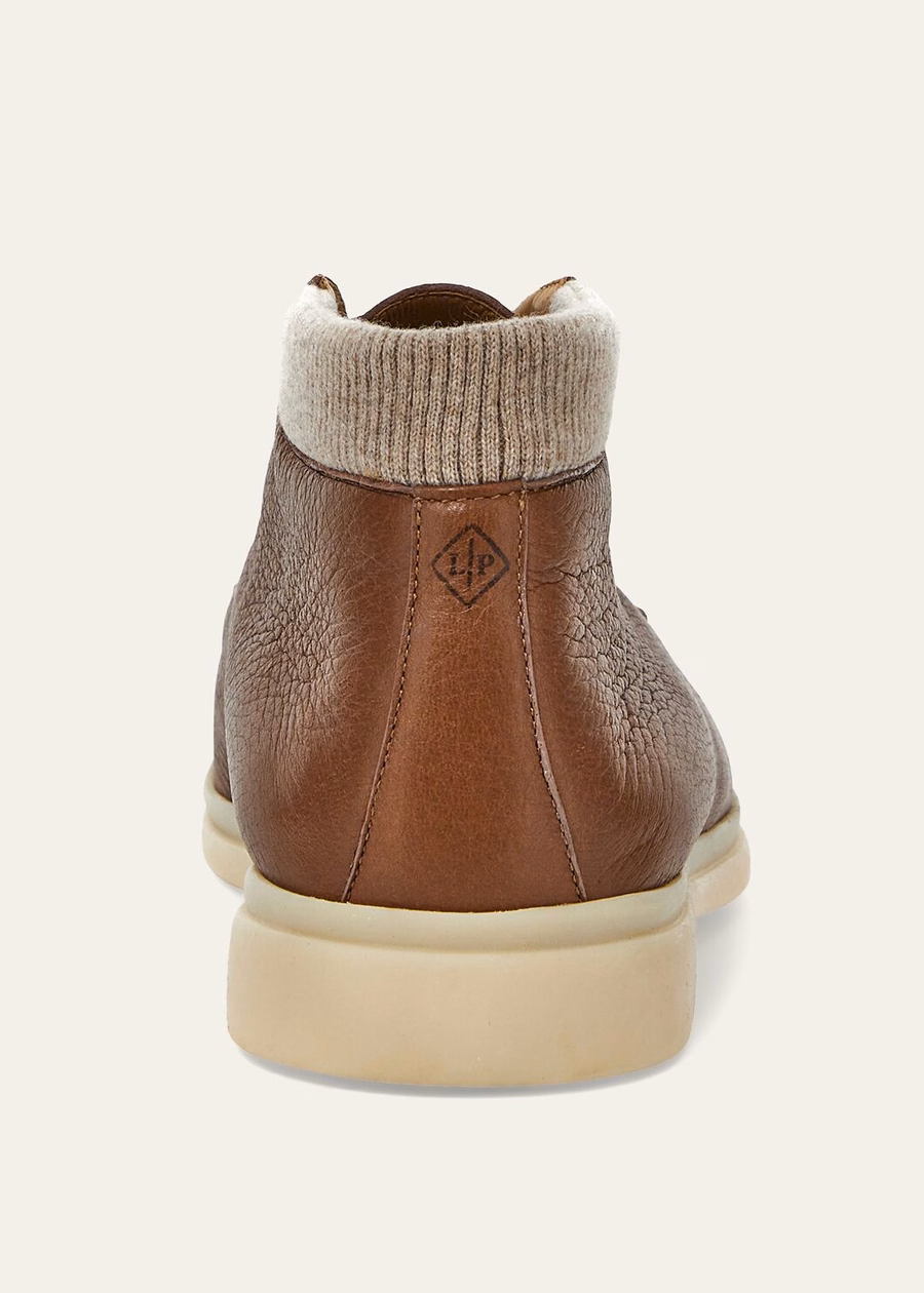 Wandel- en wandelschoenen van hertenleer in kastanjebruine kleur.