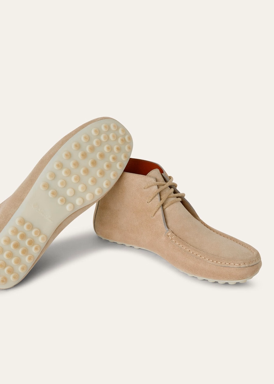 Wandelboot met stippenzool, vetersluiting, kalfsleer, splitleer, licht houtrookkleur