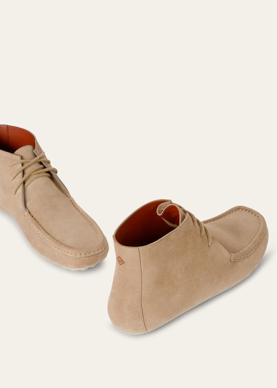 Wandelboot met stippenzool, vetersluiting, kalfsleer, splitleer, licht houtrookkleur