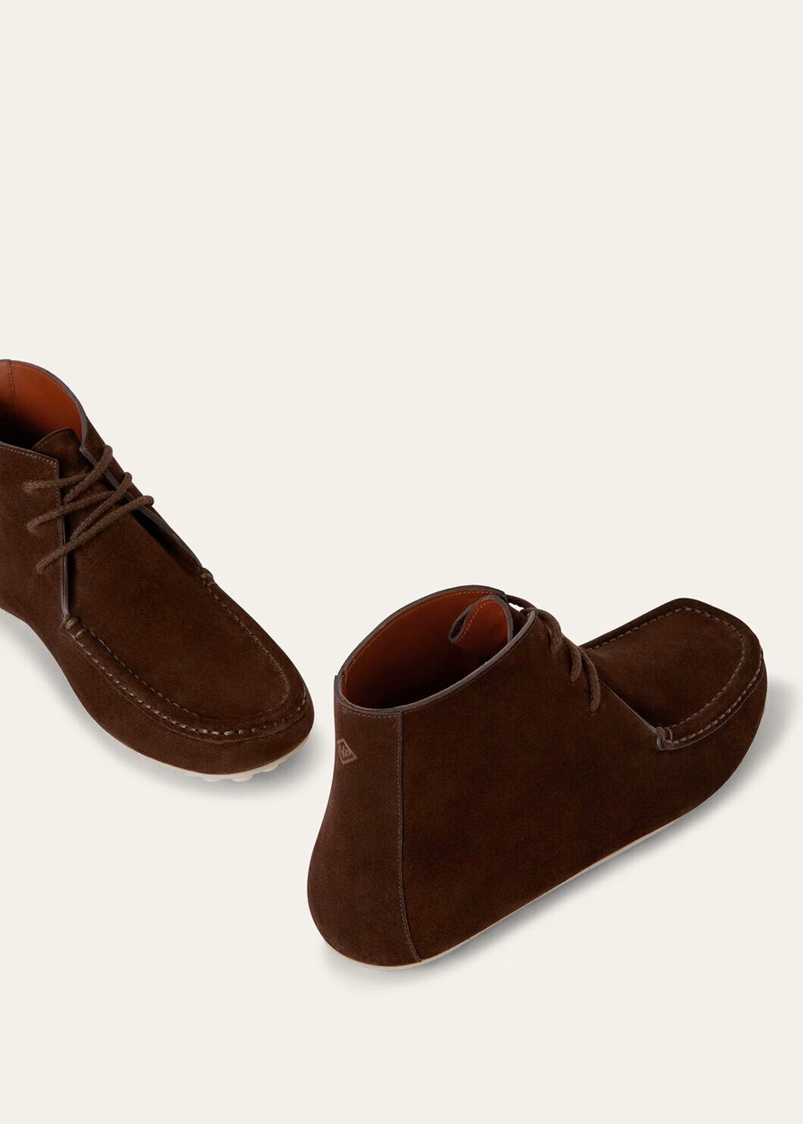 Wandelboot met stippenzool en vetersluiting, gemaakt van gesplitst suède van kalfsleer, chocoladebruin.