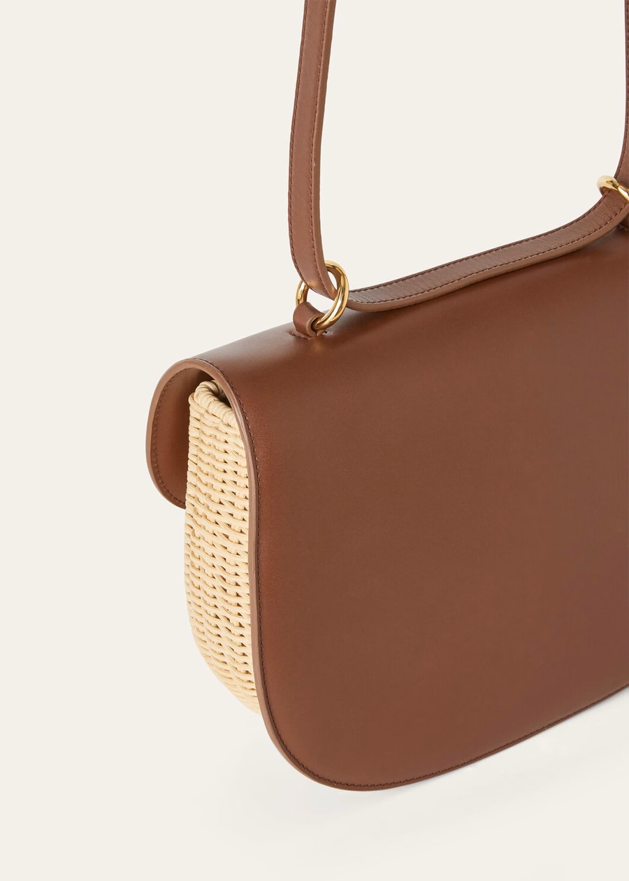 Middelgrote rieten tas met ring van mout/schors.