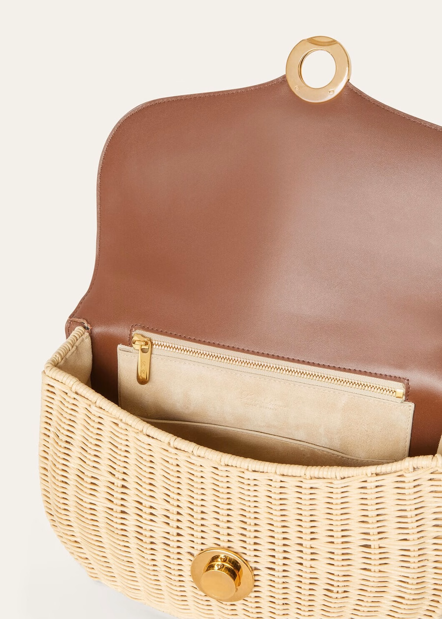 Middelgrote rieten tas met ring van mout/schors.