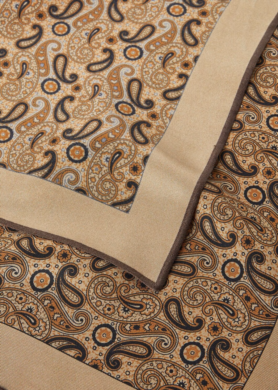 Alpine zijden pochette in hazelnoot/chocoladebruin/amberkleur.