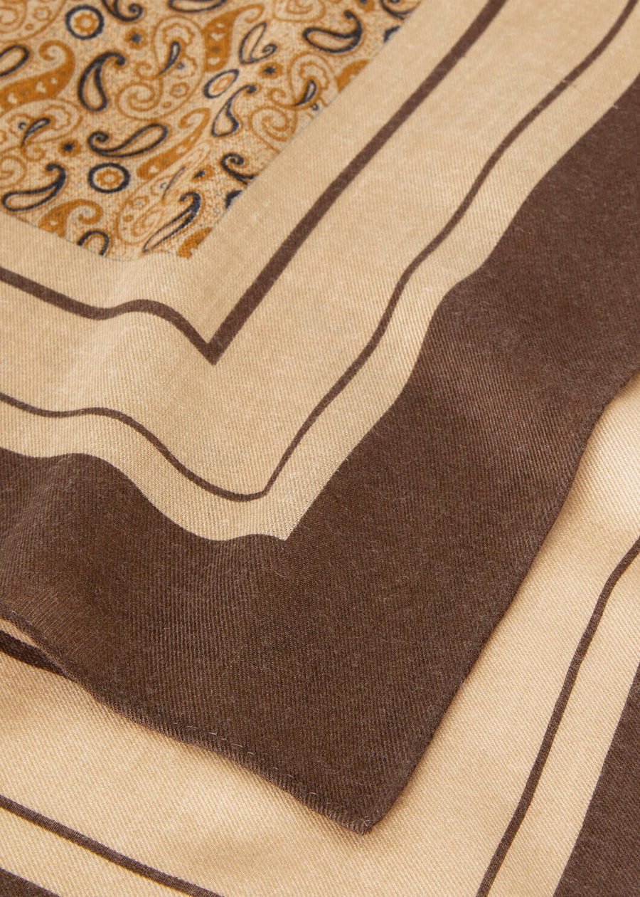 Alpenkasjmier zijden foulard in hazelnoot/chocoladebruin/amberkleur.