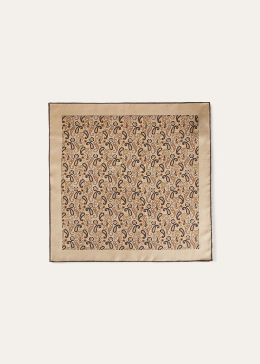 alpine zijden pochette in hazelnootchocoladebruinamberkleur.