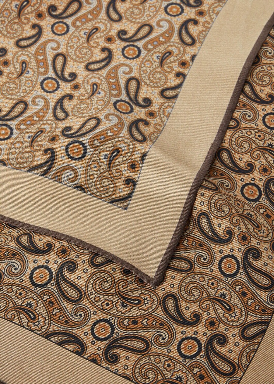alpine zijden pochette in hazelnootchocoladebruinamberkleur.