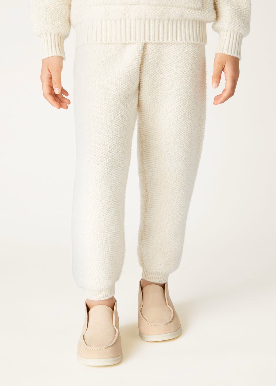 Kinderbroek van kasjmier met nougatprint en krullend effect