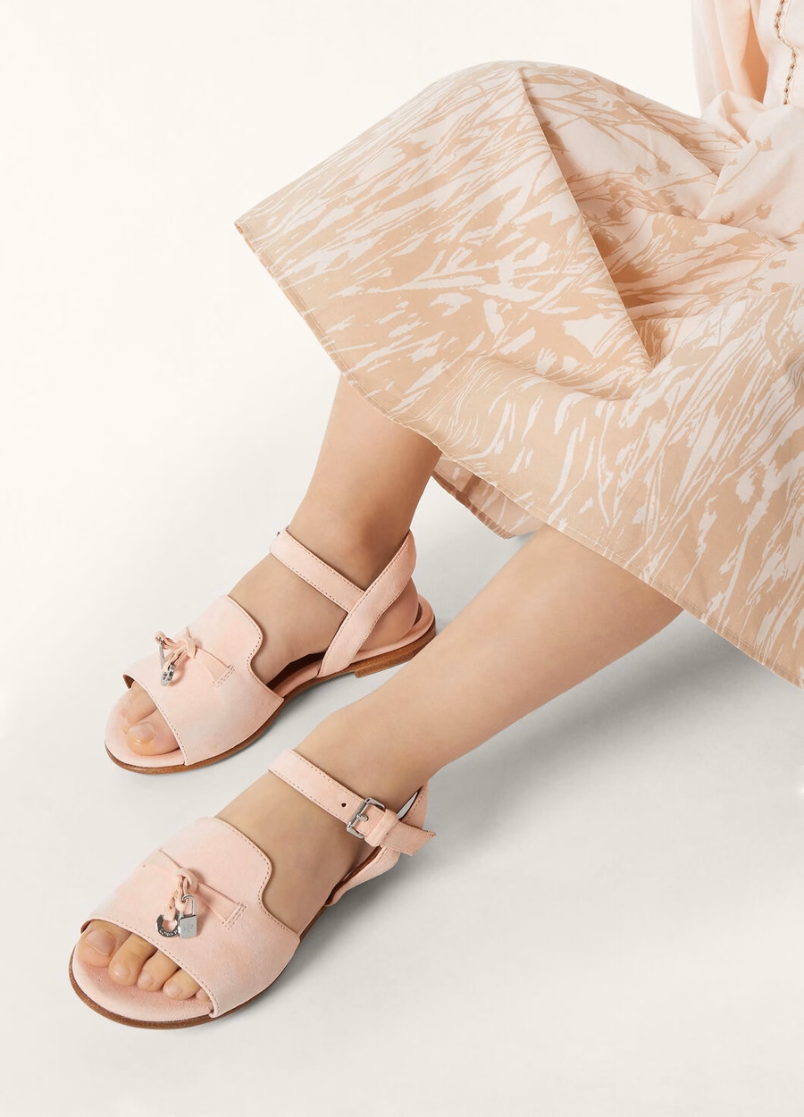Bedeltjes voor kinderen: roze sandalen van geitenleer met schelpmotief.