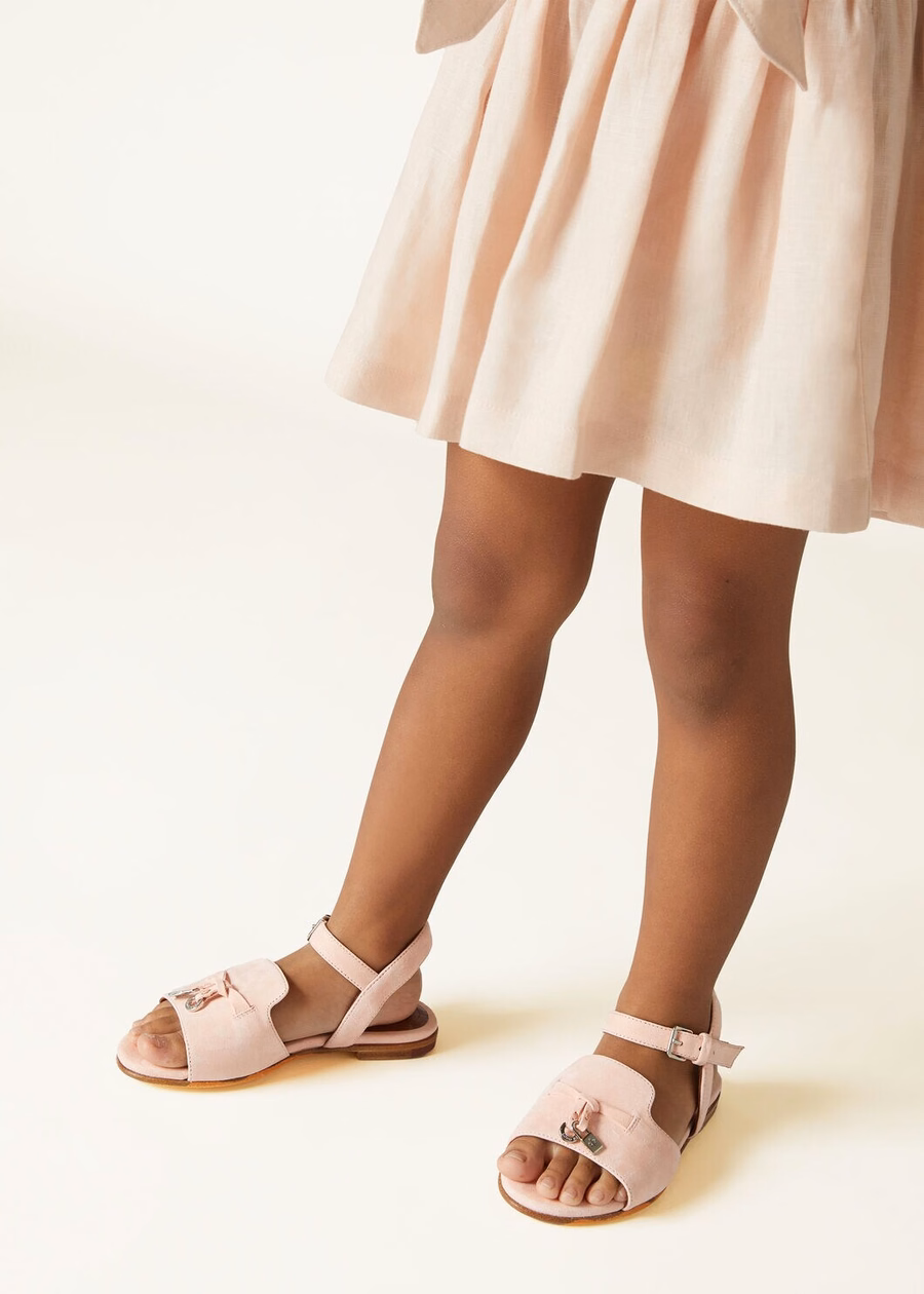 Bedeltjes voor kinderen: roze sandalen van geitenleer met schelpmotief.