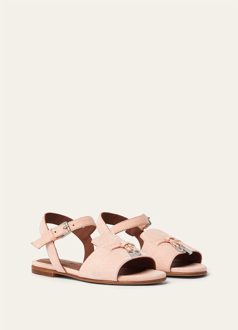 Bedeltjes voor kinderen: roze sandalen van geitenleer met schelpmotief.