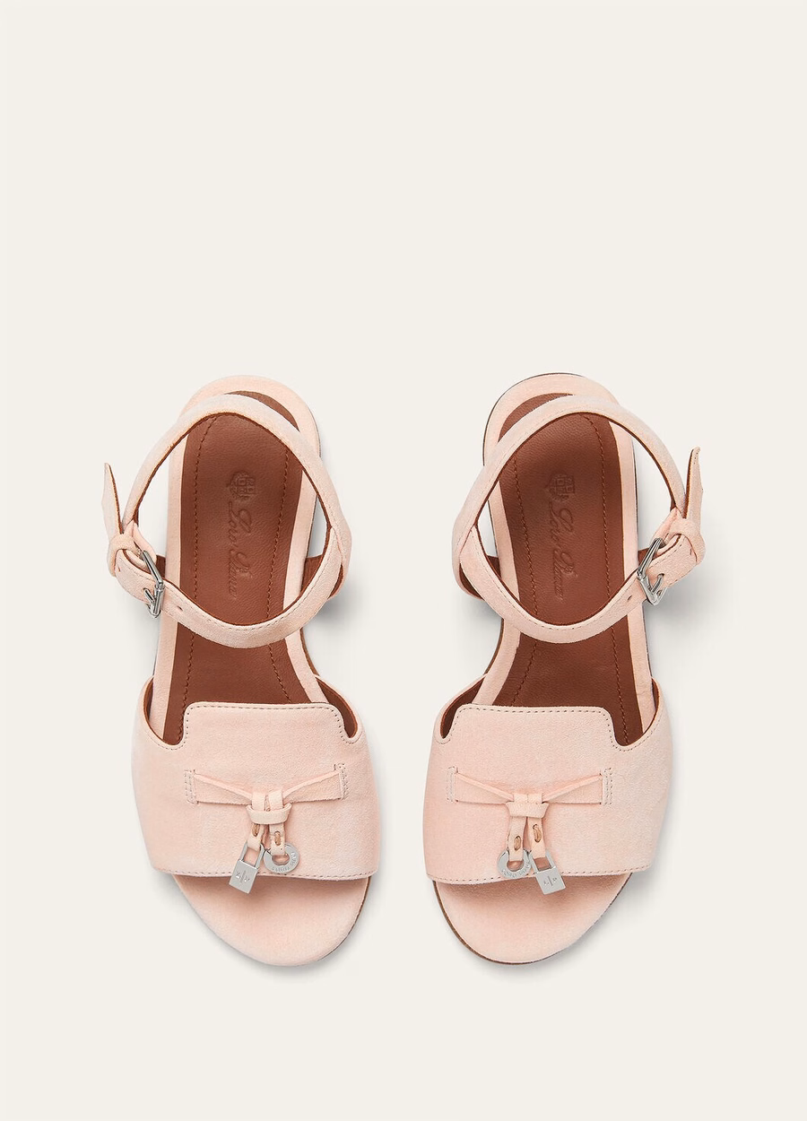 Bedeltjes voor kinderen: roze sandalen van geitenleer met schelpmotief.