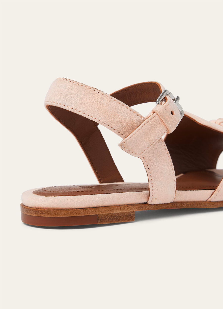 Bedeltjes voor kinderen: roze sandalen van geitenleer met schelpmotief.