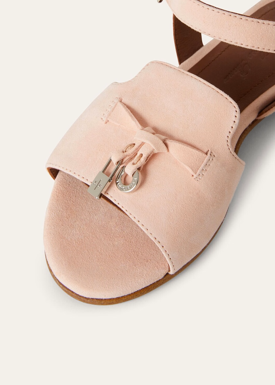 Bedeltjes voor kinderen: roze sandalen van geitenleer met schelpmotief.
