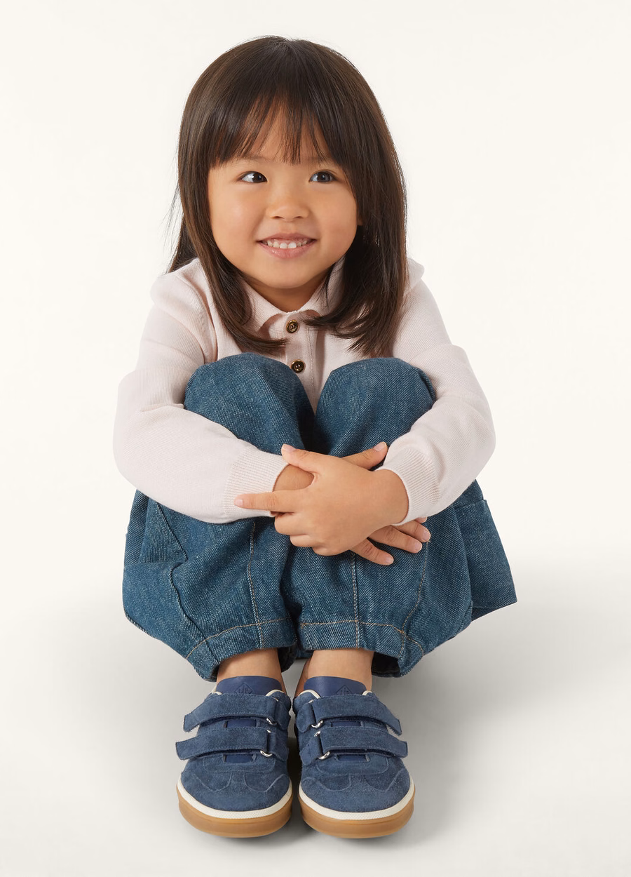 Kinderwandelschoenen van suède, met een schachthoogte van zwart.
