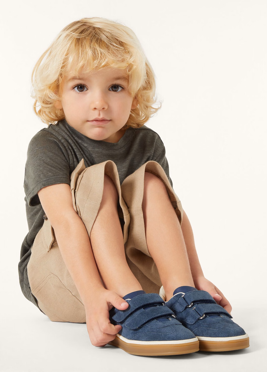 Kinderwandelschoenen van suède, met een schachthoogte van zwart.