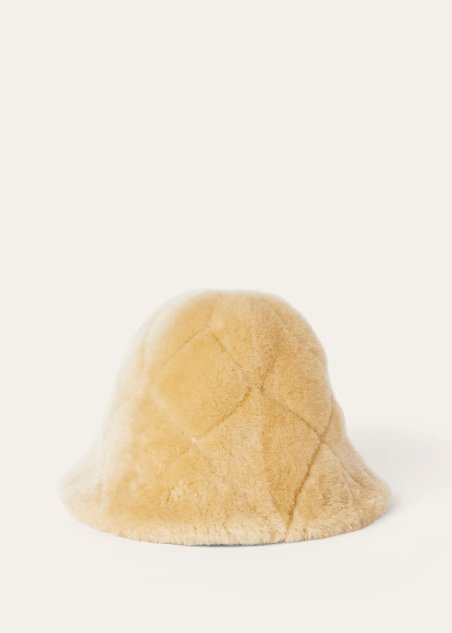 Clochehoed van schapenvacht in crèmekleurige kasjmier melange.