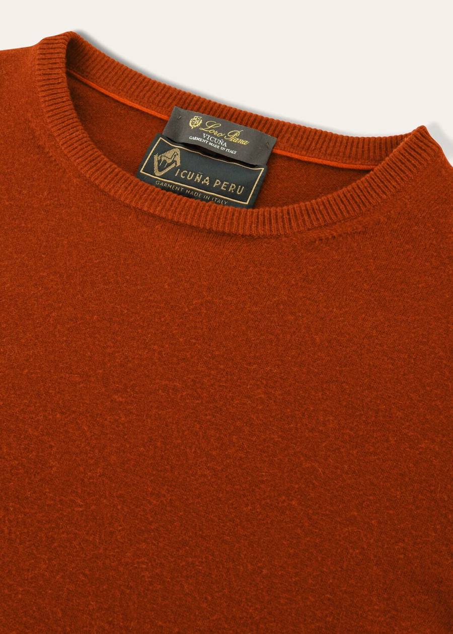 Klassieke trui met ronde hals in de kleur Vicuña Rust.