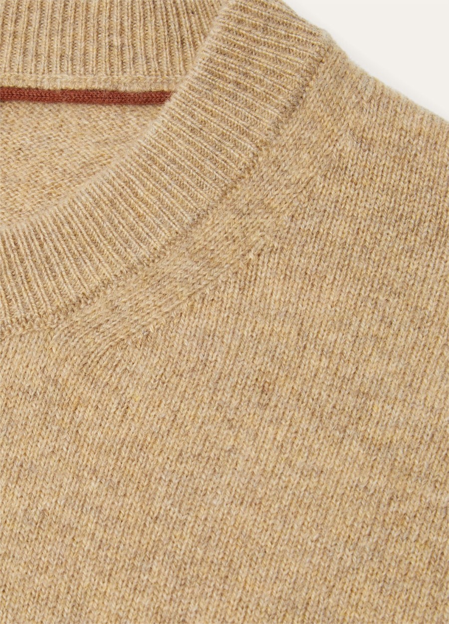 klassieke ronde hals trui van babykasjmier met een mix van rauwe honing en andere kleuren.