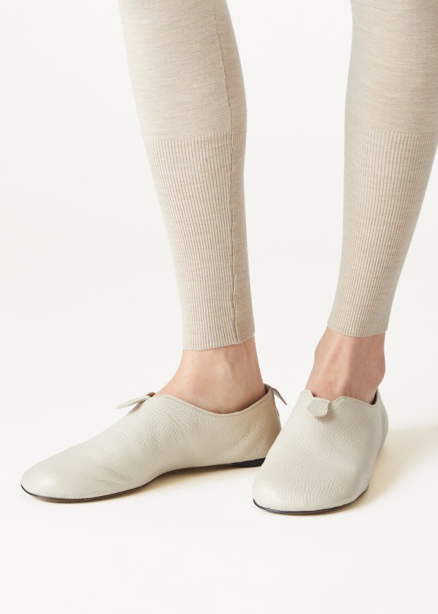 furscuri en crèmekleurige suède platte loafers