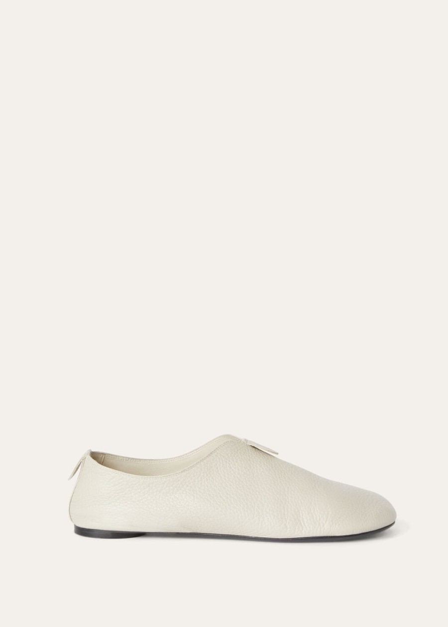 furscuri en crèmekleurige suède platte loafers