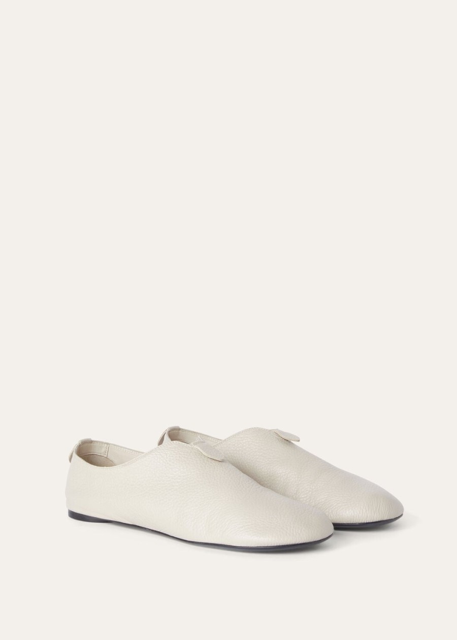 furscuri en crèmekleurige suède platte loafers