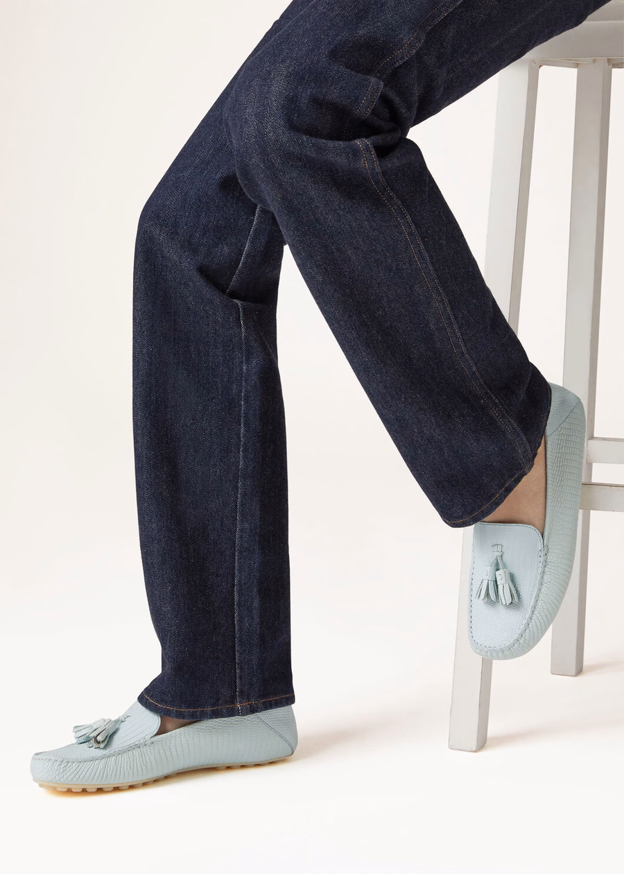Mocassins van hagedissenleer met stippenzool in de kleur azuurblauw en saffier.