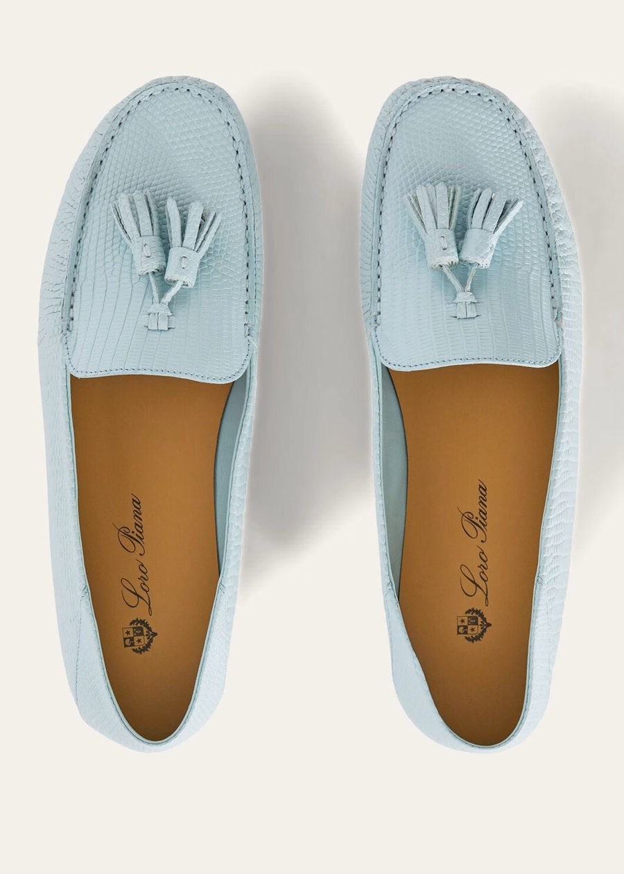 Mocassins van hagedissenleer met stippenzool in de kleur azuurblauw en saffier.