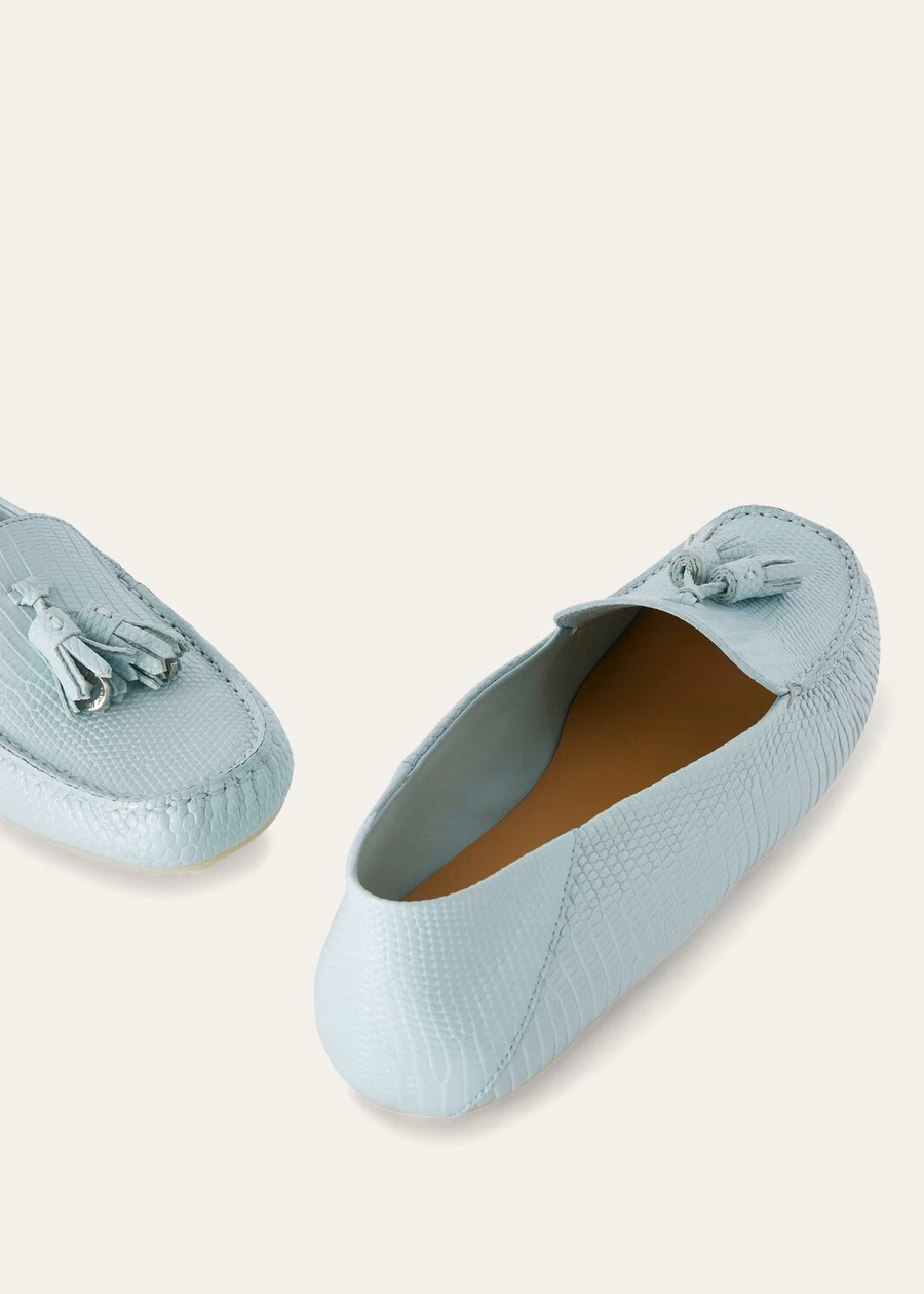 Mocassins van hagedissenleer met stippenzool in de kleur azuurblauw en saffier.