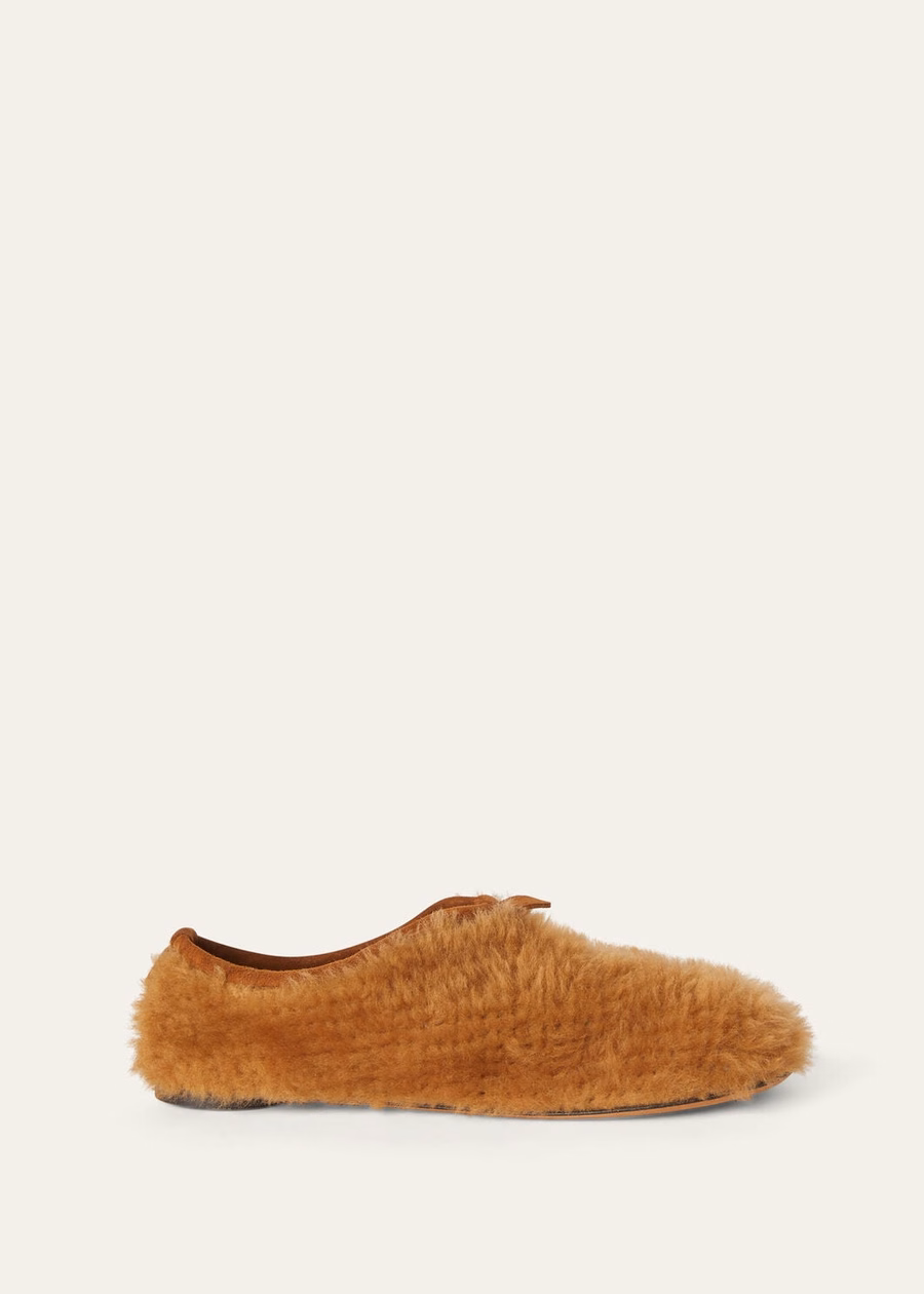 Luchtige platte loafers van schapenvacht met gember-gouden melange.