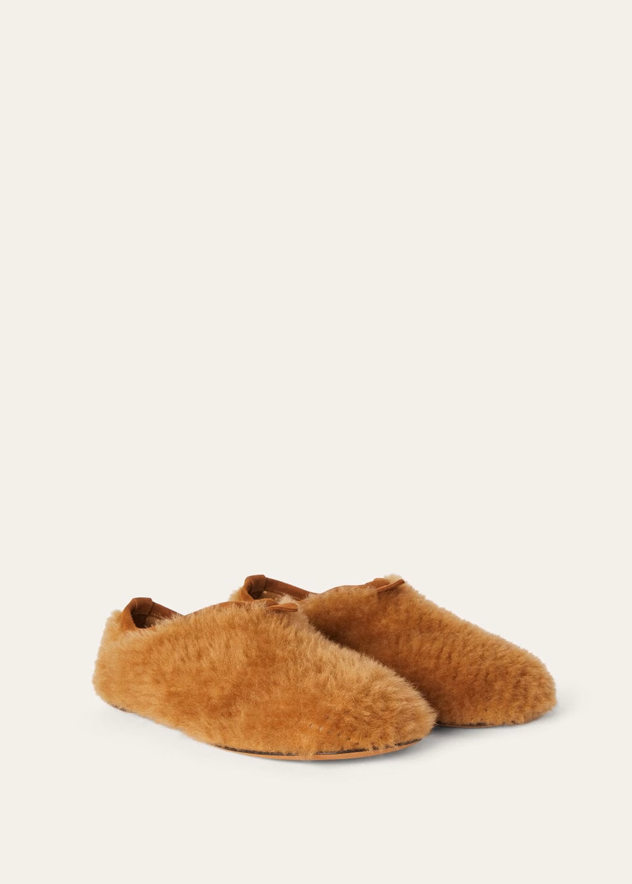 Luchtige platte loafers van schapenvacht met gember-gouden melange.