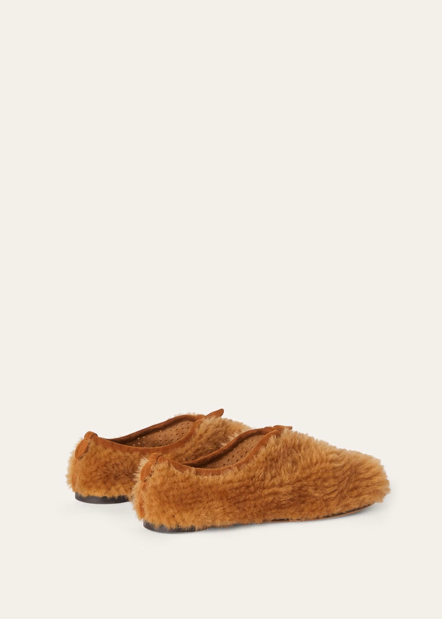 Luchtige platte loafers van schapenvacht met gember-gouden melange.