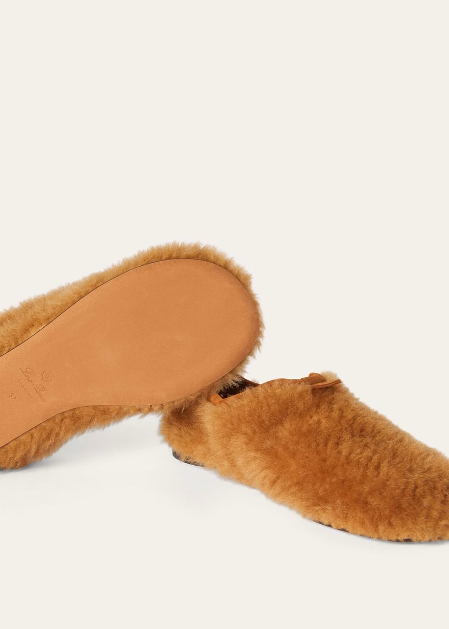 Luchtige platte loafers van schapenvacht met gember-gouden melange.