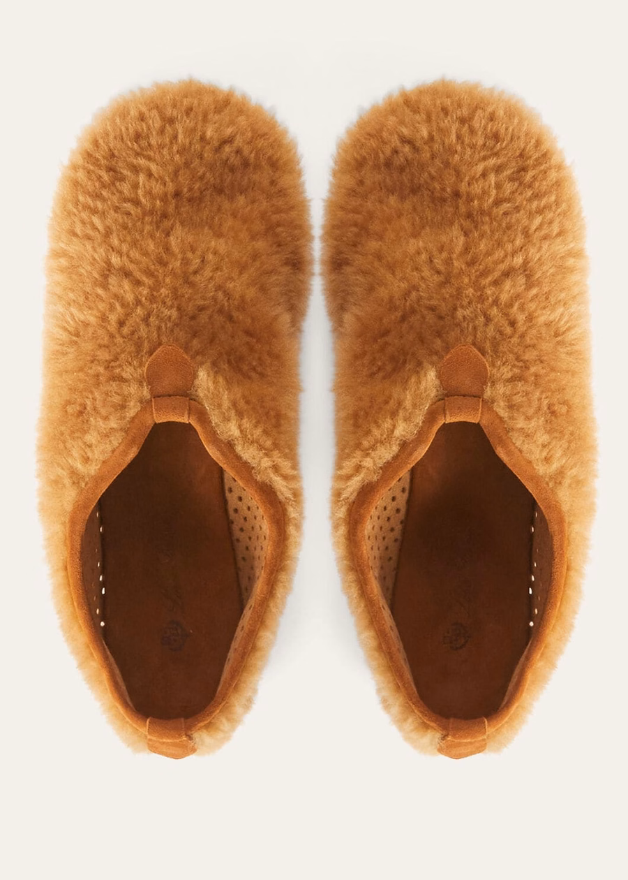 Luchtige platte loafers van schapenvacht met gember-gouden melange.