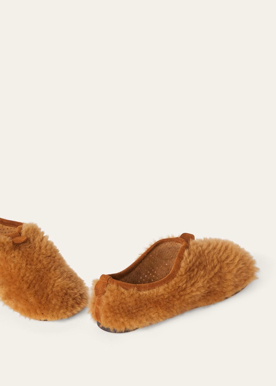 Luchtige platte loafers van schapenvacht met gember-gouden melange.