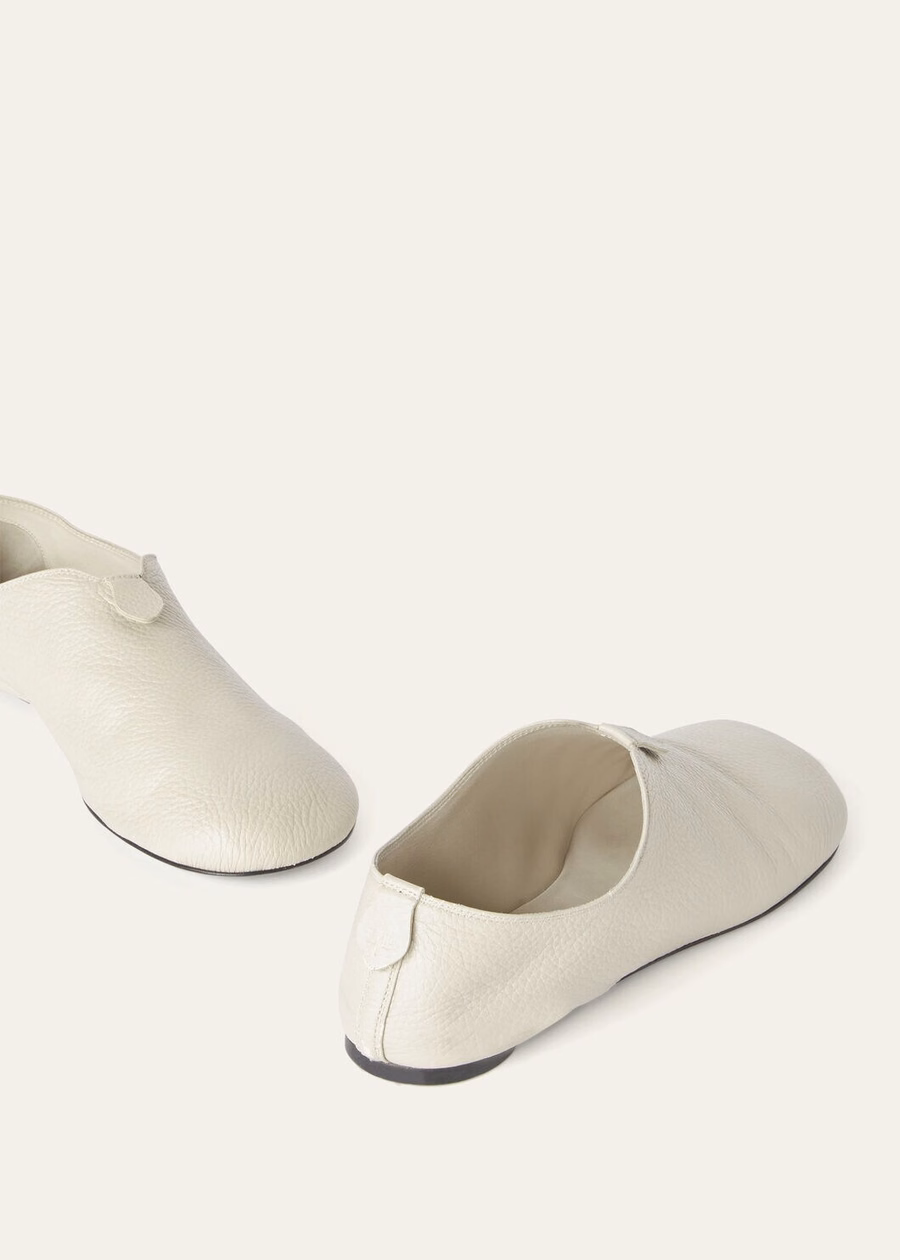 Furscuri en crèmekleurige suède platte loafers