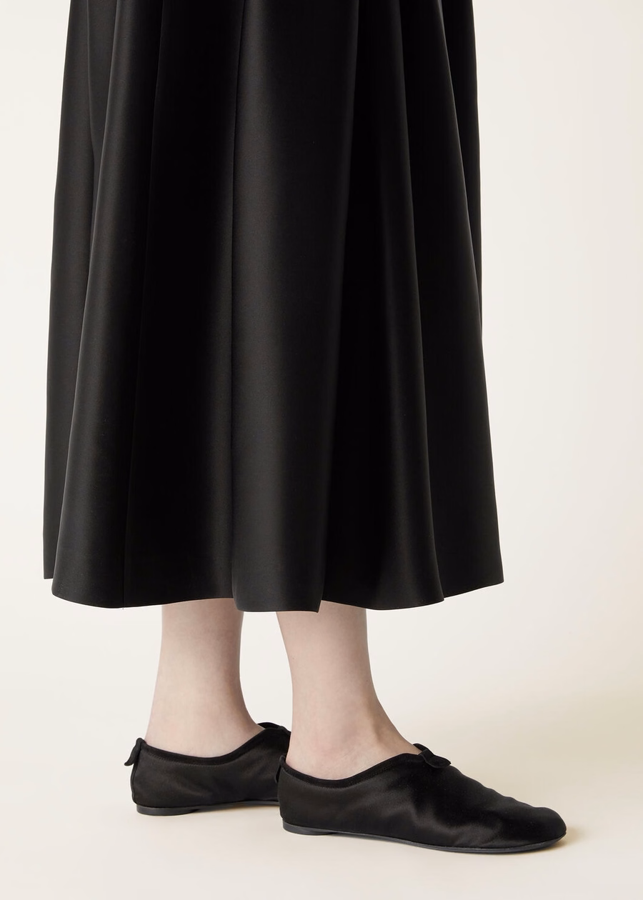 Luchtige platte loafers van zijde en viscose, zwart.