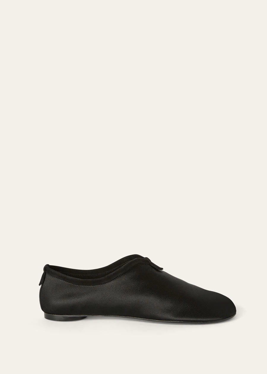 Luchtige platte loafers van zijde en viscose, zwart.