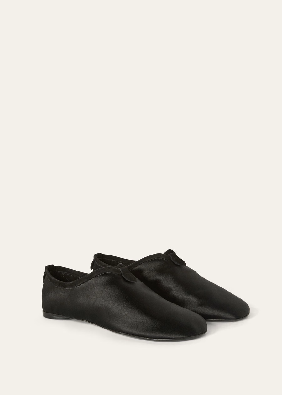 Luchtige platte loafers van zijde en viscose, zwart.