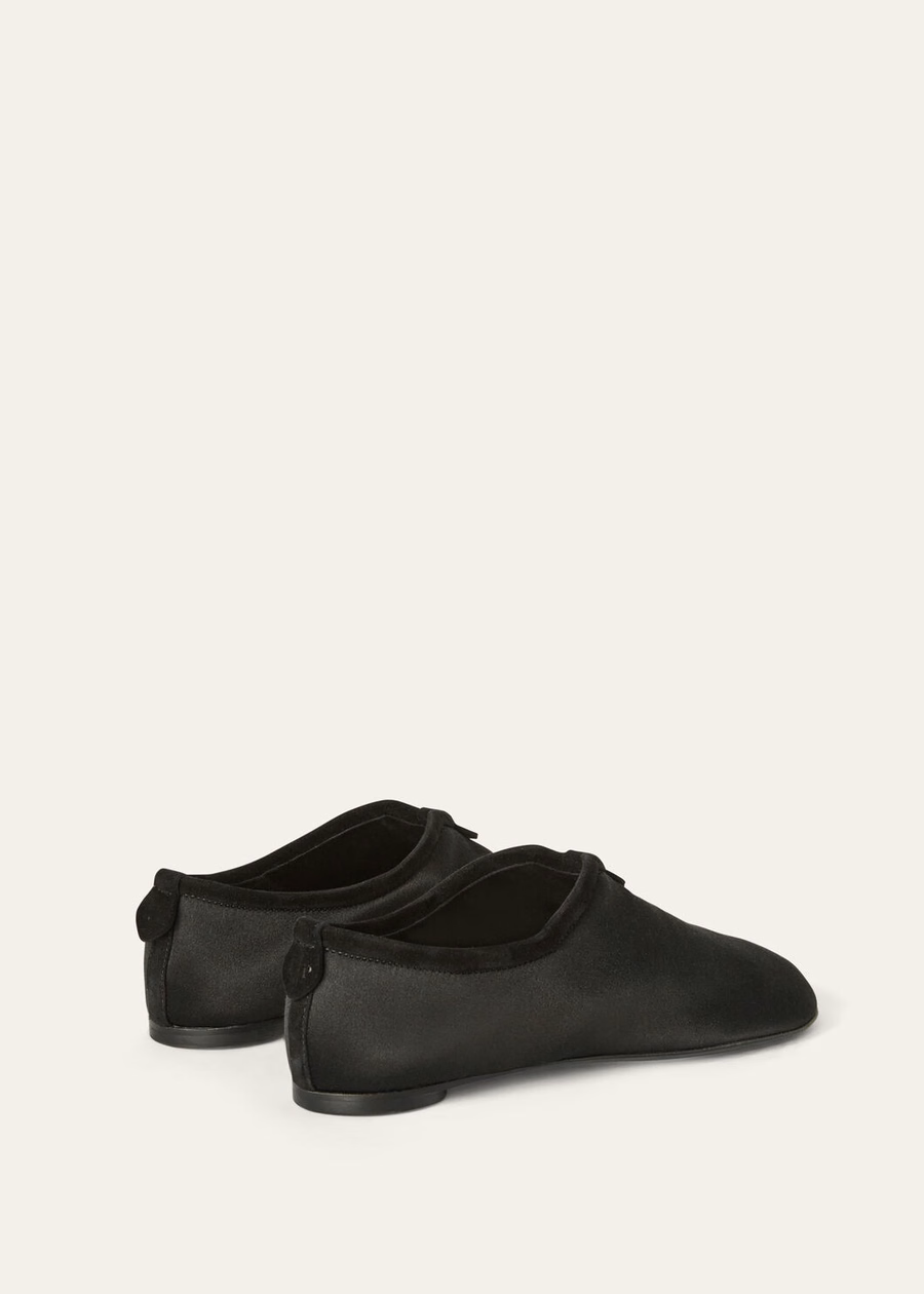 Luchtige platte loafers van zijde en viscose, zwart.