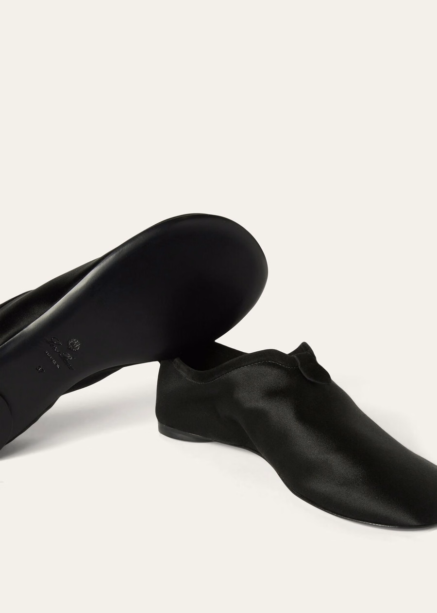 Luchtige platte loafers van zijde en viscose, zwart.