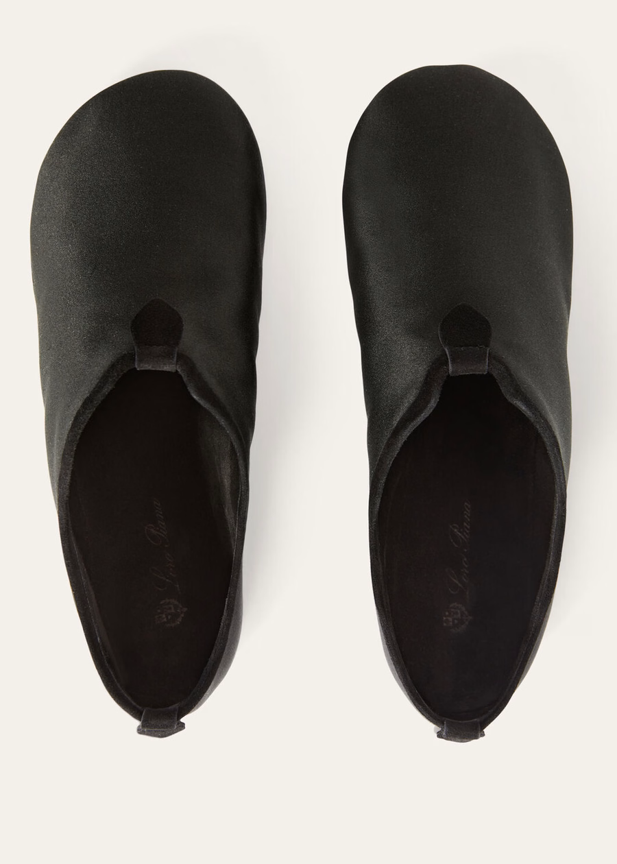 Luchtige platte loafers van zijde en viscose, zwart.