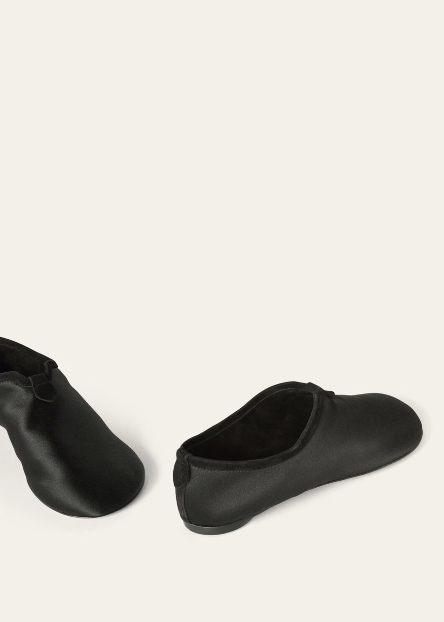 Luchtige platte loafers van zijde en viscose, zwart.
