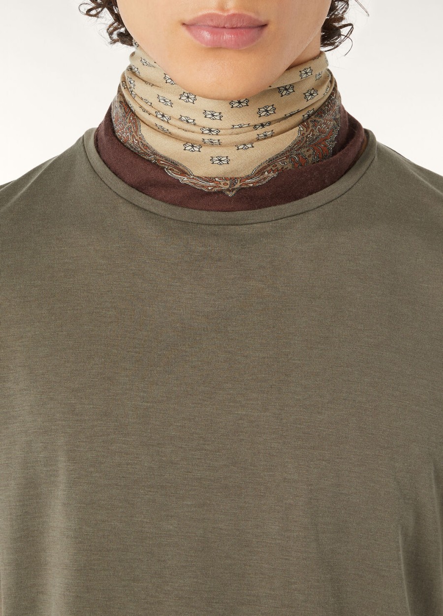 zacht t-shirt van katoen en zijde met zee-eikenhoutmotief.
