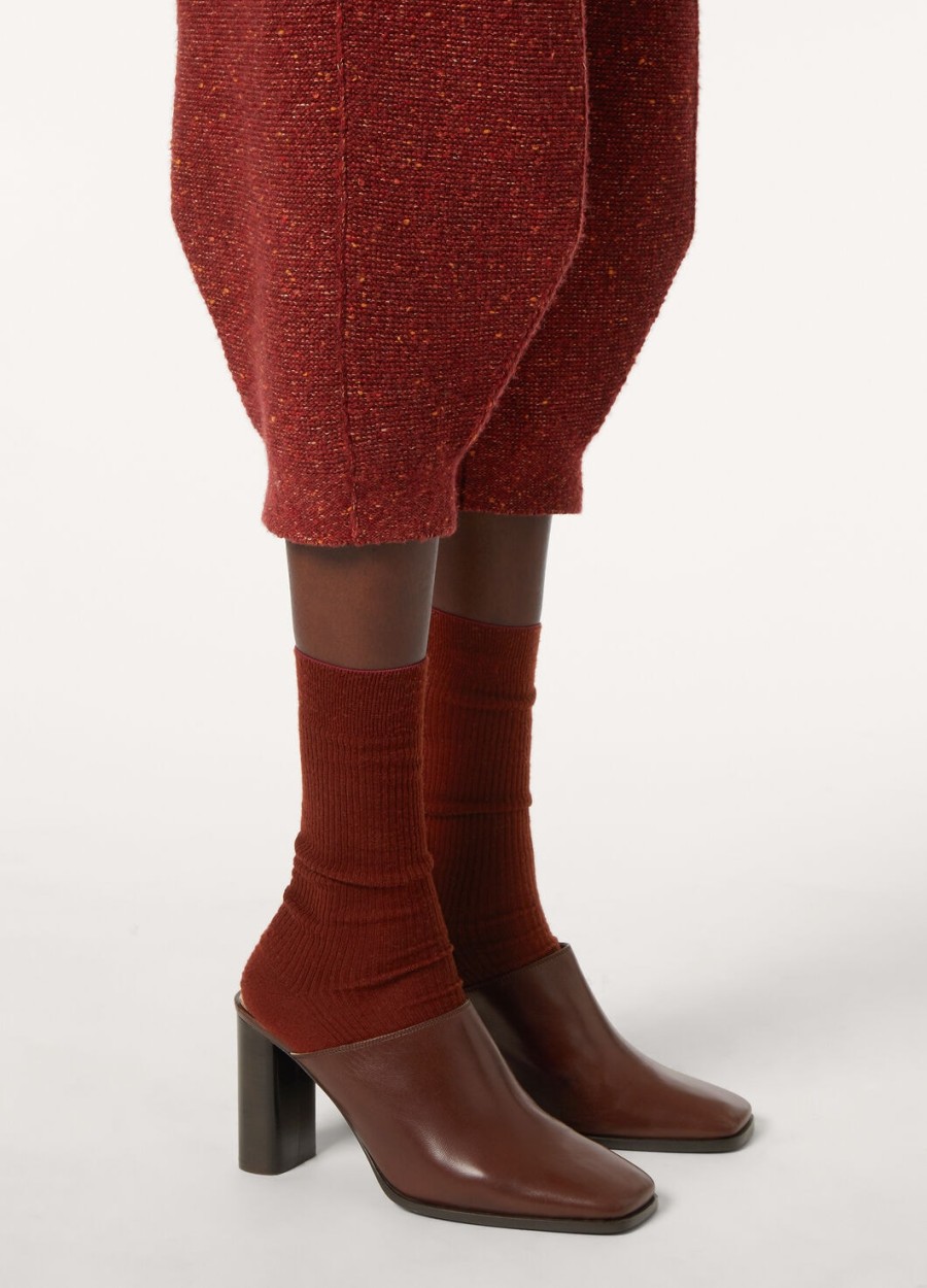 wit lamsleer met poederbruine hak