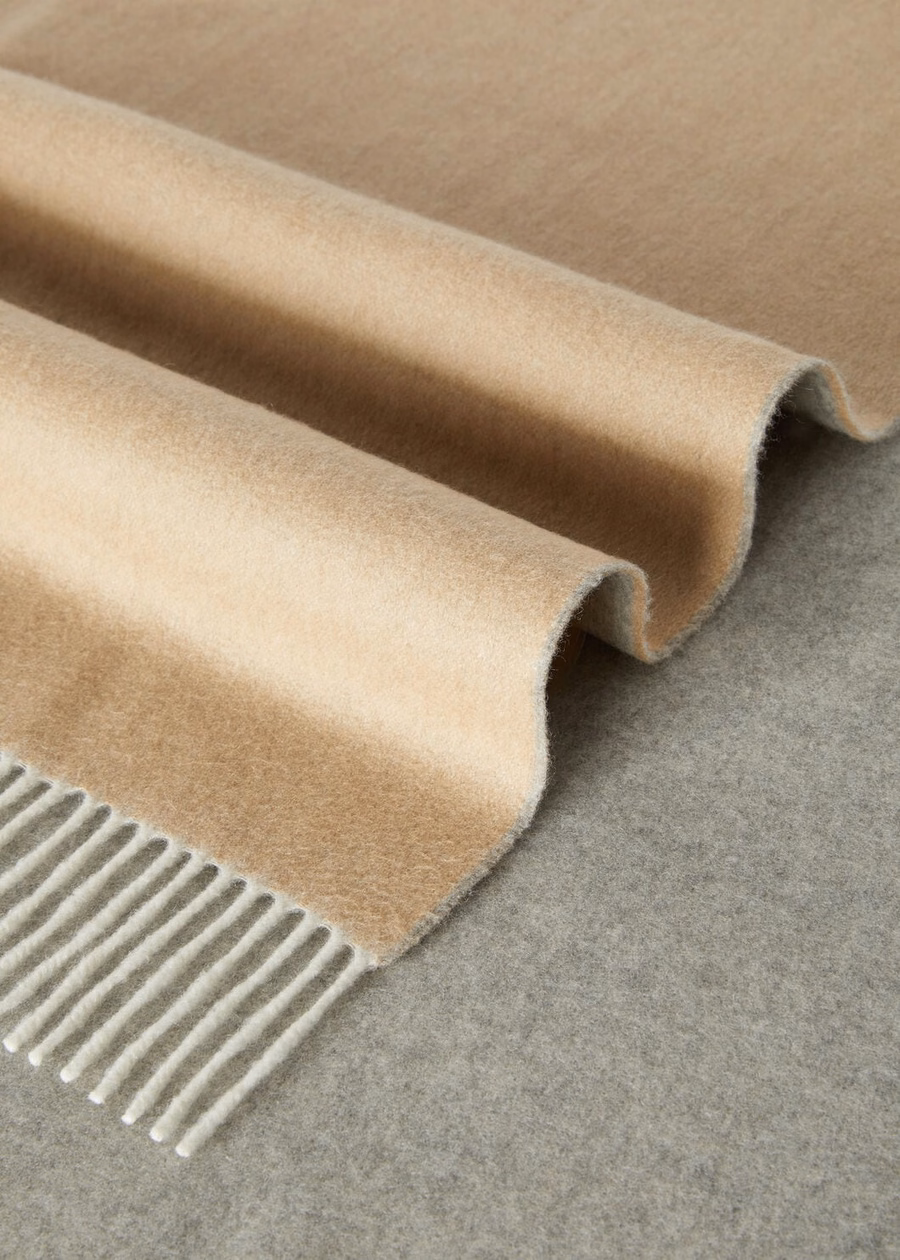 Tweekleurige sjaal van babykasjmier in camel/flanel melange