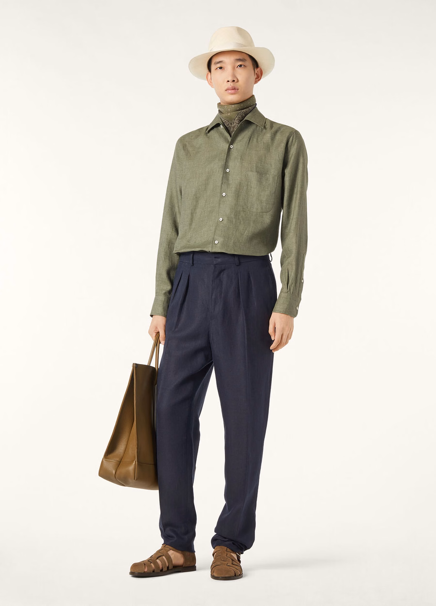 Andre Shirt in een groen landschap