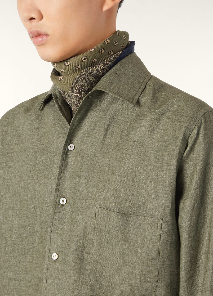 Andre Shirt in een groen landschap