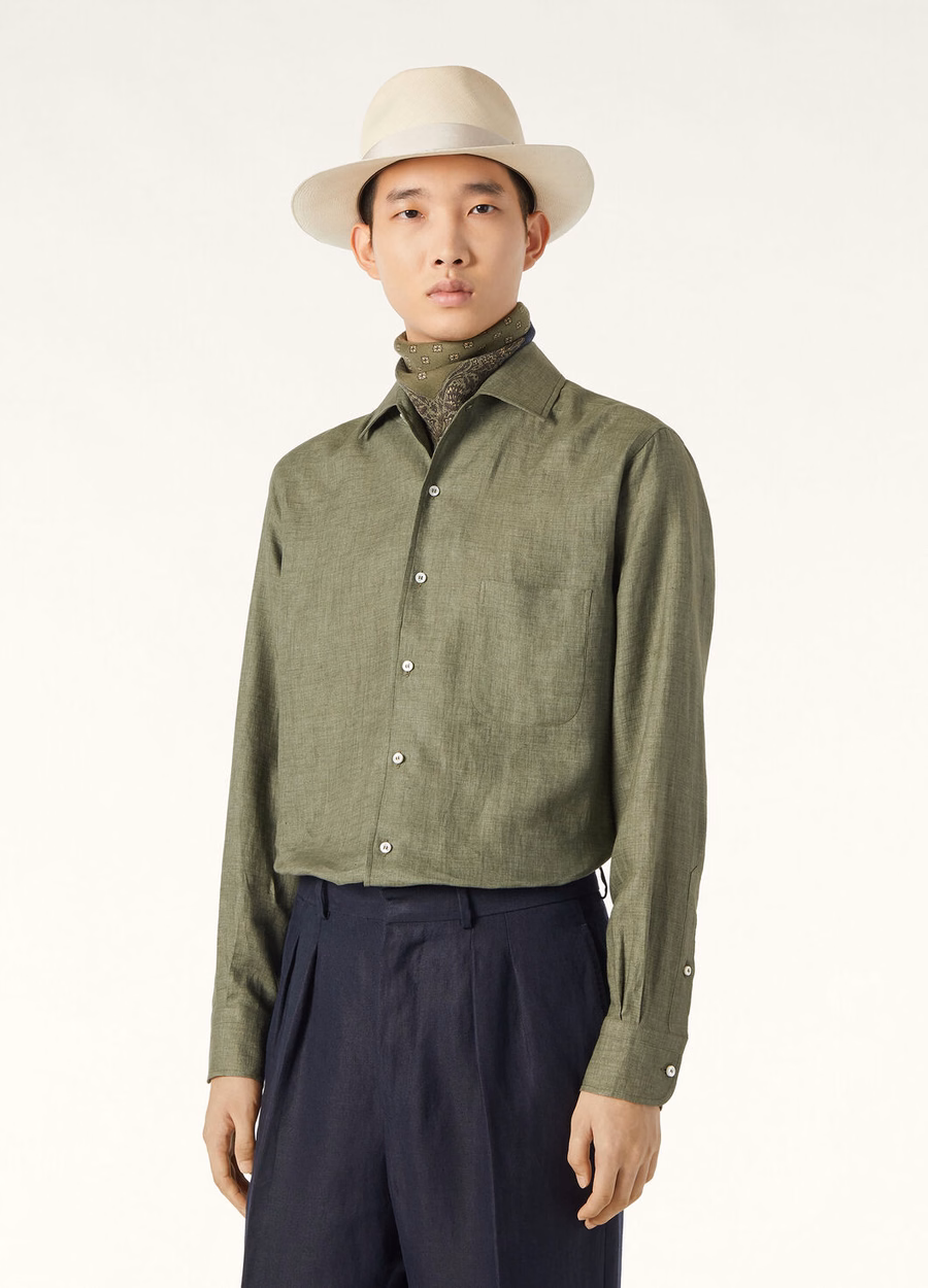 Andre Shirt in een groen landschap