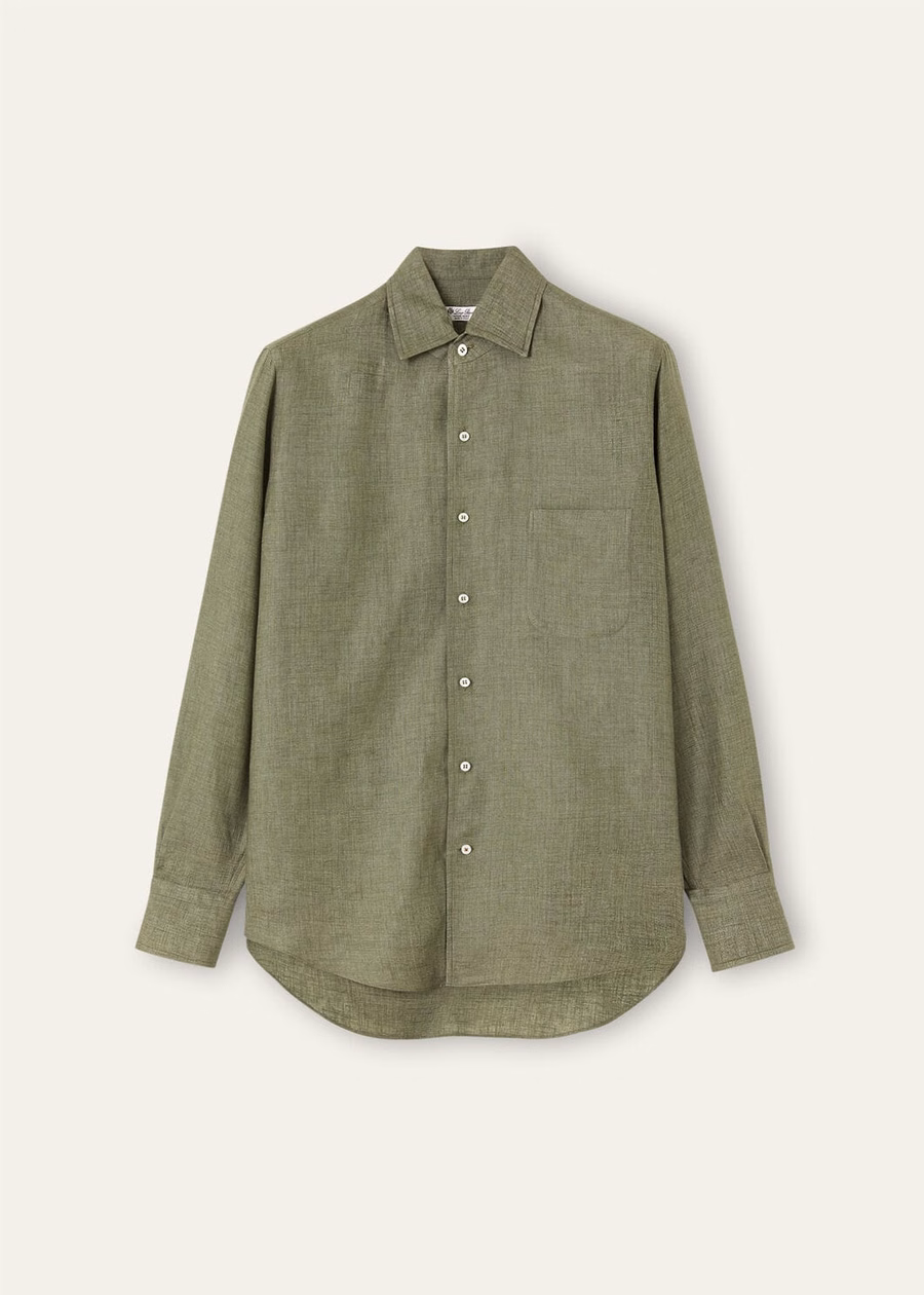 Andre Shirt in een groen landschap