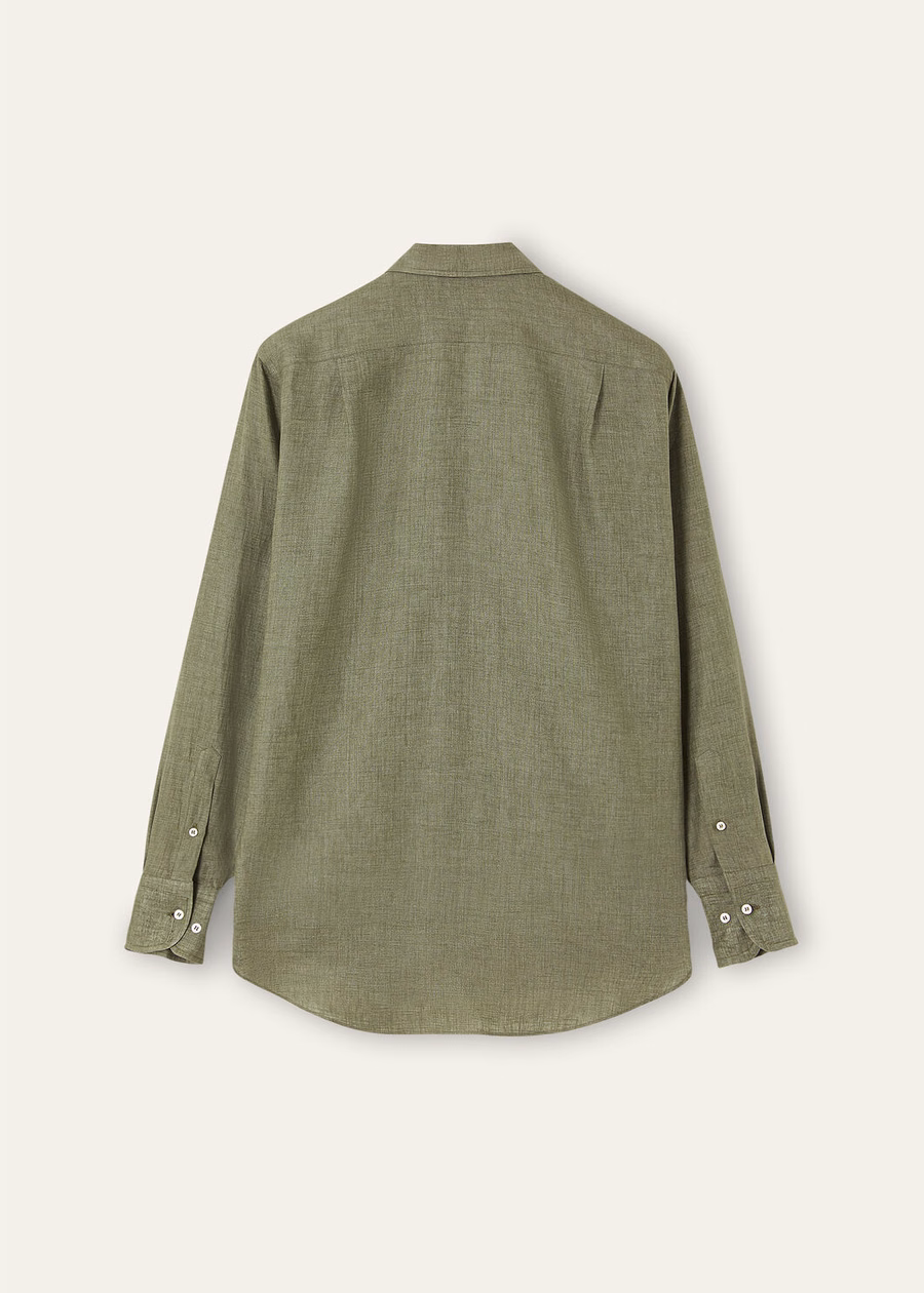 Andre Shirt in een groen landschap